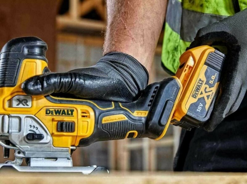 Електролобзик акумуляторний DeWalt DCS335P2