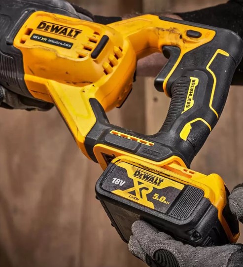 Пила шабельна акумуляторна DeWALT DCS382N