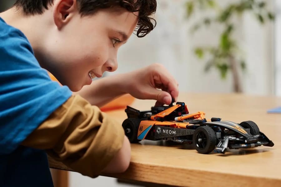 Конструктор Lego Technic Автомобіль для перегонів NEOM McLaren Formula E 452 деталі (42169)