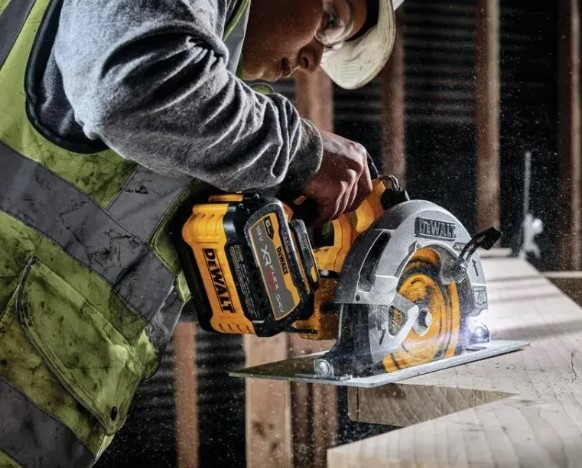 Пила дискова акумуляторна DeWALT DCS573T1