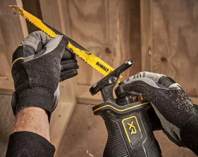 Пила шабельна акумуляторна DeWALT DCS382N