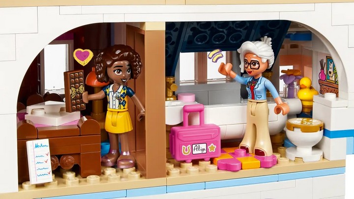 Конструктор Lego Friends Замковая гостиница Ночлег и завтрак 1311 деталей (42638)