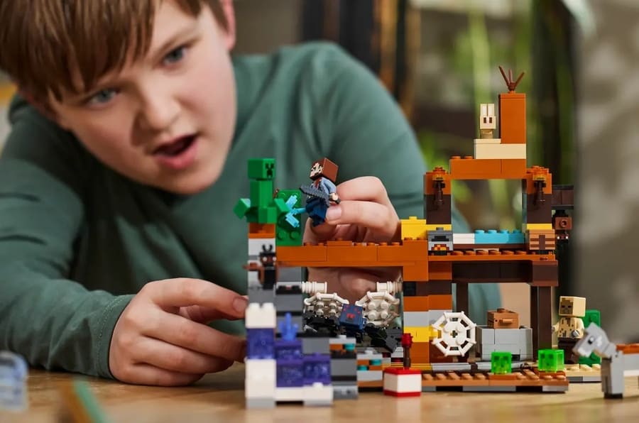 Конструктор Lego Minecraft Покинута шахта у безплідних землях 538 деталей (21263)