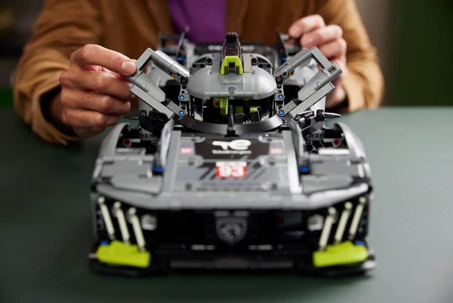 Конструктор Lego Technic Peugeot 9X8 24H Le Mans Hybrid Hypercar 1775 деталей (42156)