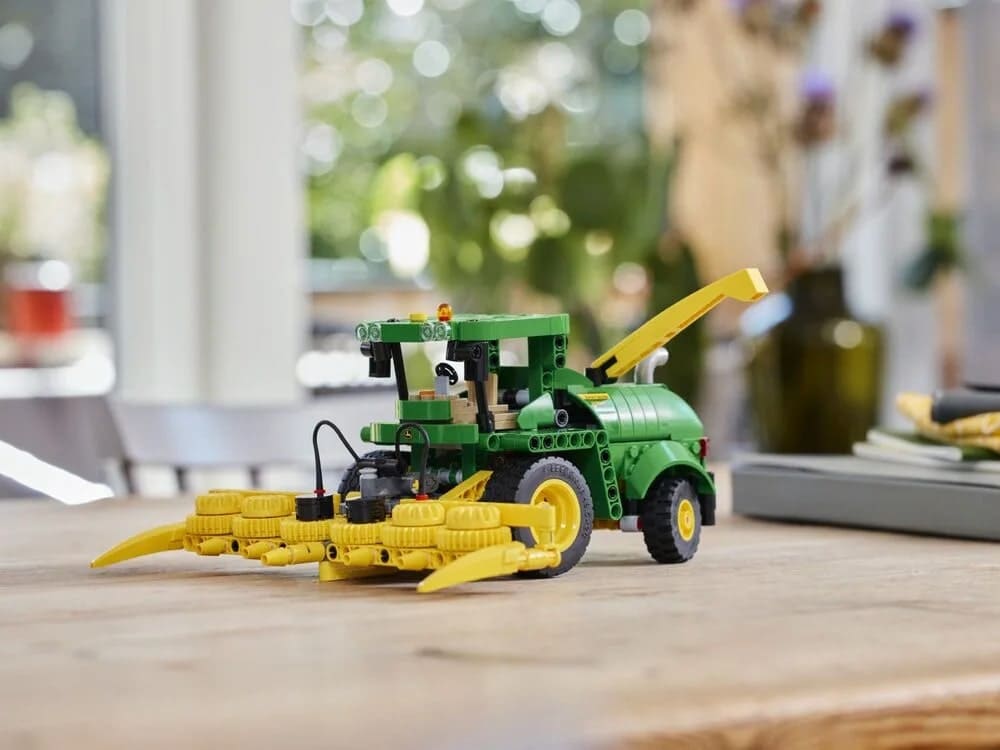 Конструктор Lego Technic Кормозбиральний комбайн John Deere 9700 559 деталей (42168)