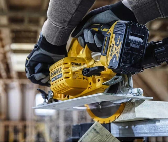 Пила дискова акумуляторна DeWALT DCS570N+DCB184