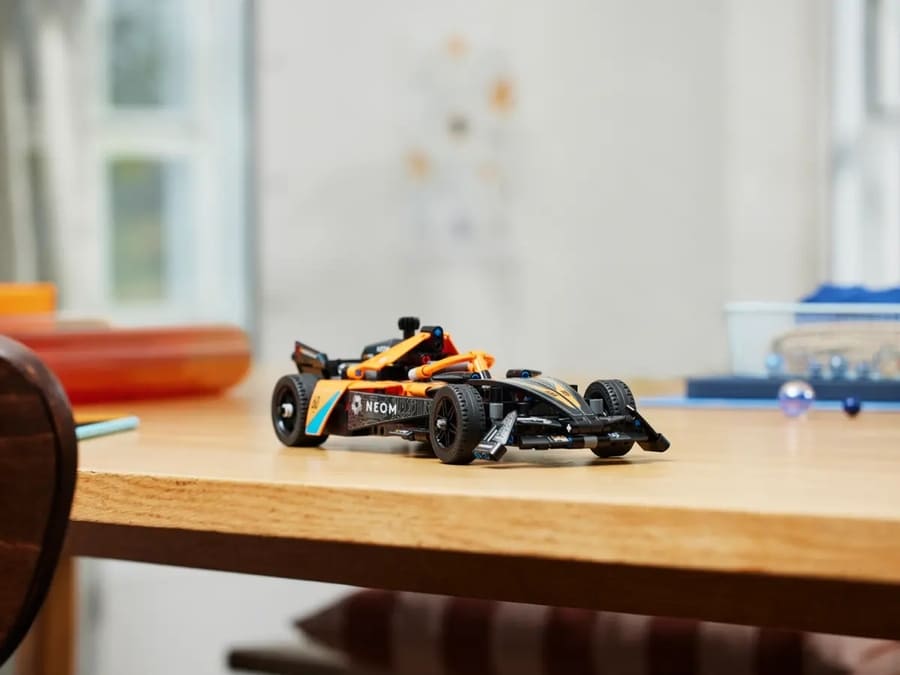 Конструктор Lego Technic Автомобіль для перегонів NEOM McLaren Formula E 452 деталі (42169)