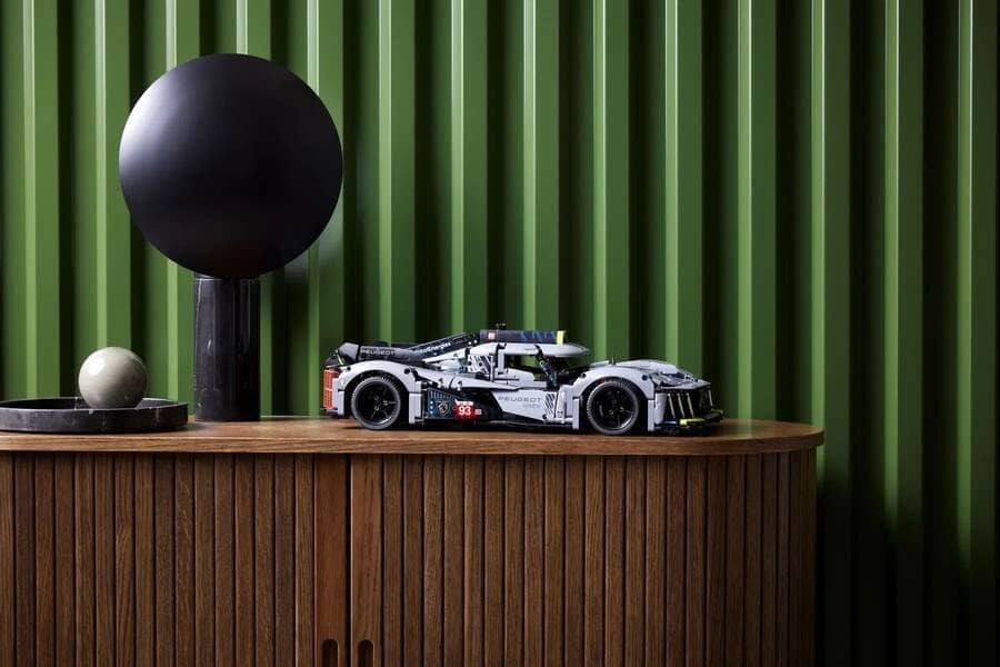 Конструктор Lego Technic Peugeot 9X8 24H Le Mans Hybrid Hypercar 1775 деталей (42156)