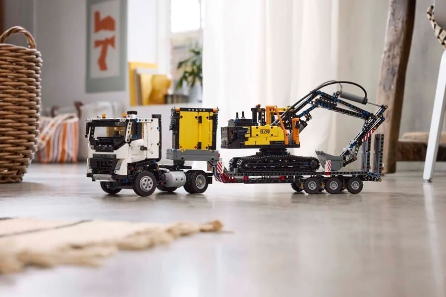 Конструктор Lego Technic Вантажівка Volvo FMX і Електричний екскаватор EC230 2274 деталі (42175)