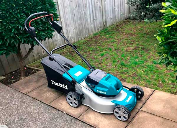  a MAKITA LXT (DLM460PT2)