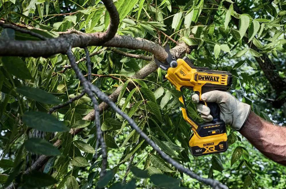 Аккумуляторные ножницы DeWalt