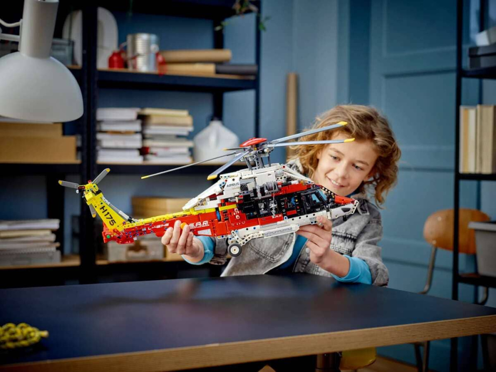 Конструктор Lego Technic Рятувальний гелікоптер Airbus H175 2001 деталь (42145)