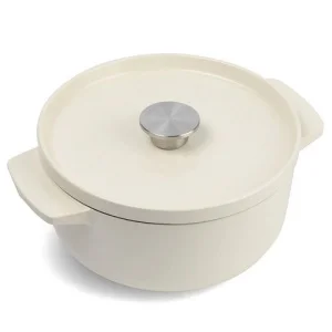 Фото кастрюля чугунная с крышкой kitchenaid 22см, миндальный крем 3,3л (cc006056-001)