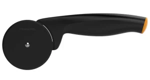 Фото нож для пиццы fiskars form 260мм (1019533)