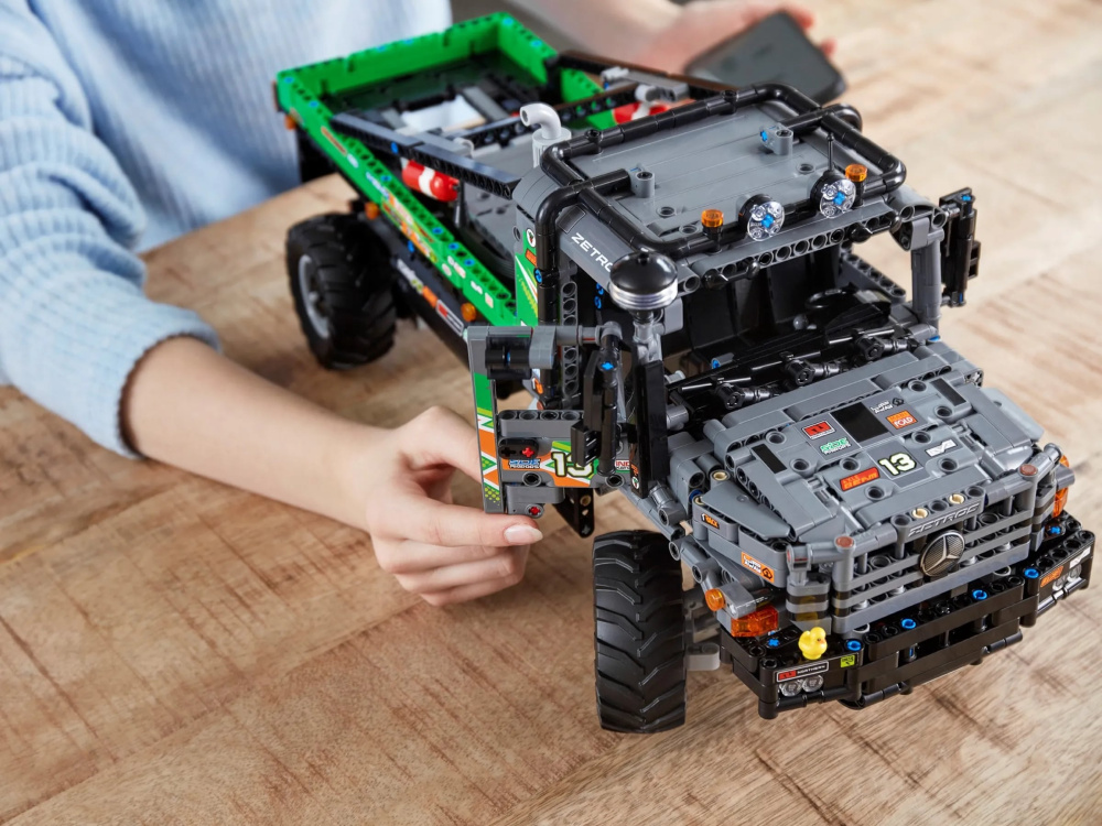 Конструктор Lego Technic Повнопривідна вантажівка для випробувань Mercedes-Benz Zetros 2110 деталей (42129)