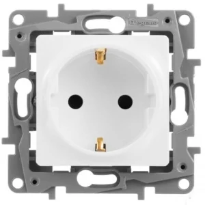 Розетка зі шторками Legrand Etika білий (672222)