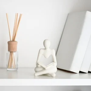 Статуетка MVM DH-ST-23 Мислитель з книгою біла 7,5х6,5х12см (DH-ST-23 WHITE)
