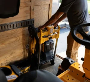 Газонокосилка аккумуляторная DeWALT DCMWSP156W2